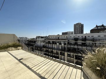 Departamento en venta con balcón terraza. Parrilla. 3 dorm. Cochera.
