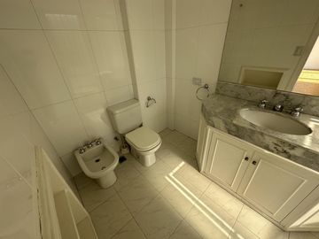 Departamento en venta con balcón terraza. Parrilla. 3 dorm. Cochera.