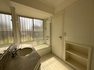 Departamento en venta con balcón terraza. Parrilla. 3 dorm. Cochera.