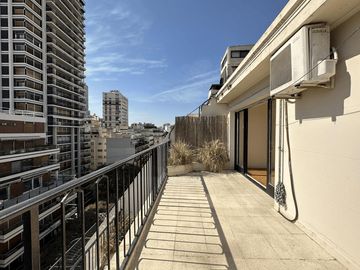 Departamento en venta con balcón terraza. Parrilla. 3 dorm. Cochera.