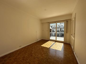 Departamento en venta con balcón terraza. Parrilla. 3 dorm. Cochera.
