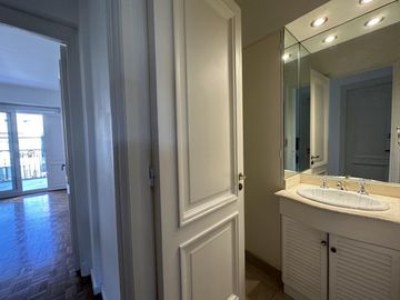 Departamento en venta con balcón terraza. Parrilla. 3 dorm. Cochera.