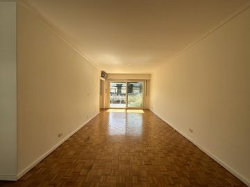 Departamento en venta con balcón terraza. Parrilla. 3 dorm. Cochera.