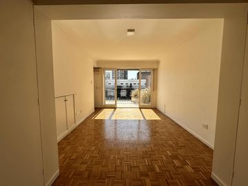 Departamento en venta con balcón terraza. Parrilla. 3 dorm. Cochera.