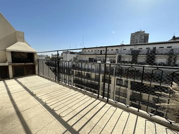Departamento en venta con balcón terraza. Parrilla. 3 dorm. Cochera.