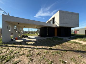 VENTA CASA 3 DORMITORIOS CON PILETA EN ACEQUIAS DEL AIRE
