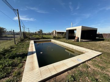 VENTA CASA 3 DORMITORIOS CON PILETA EN ACEQUIAS DEL AIRE