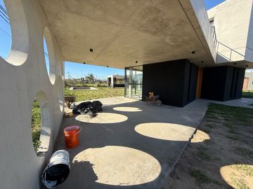 VENTA CASA 3 DORMITORIOS CON PILETA EN ACEQUIAS DEL AIRE
