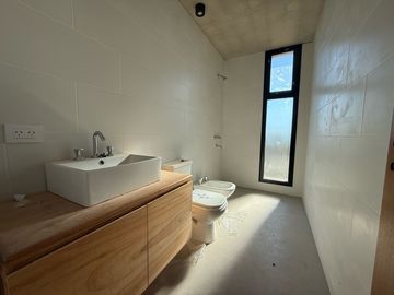VENTA CASA 3 DORMITORIOS CON PILETA EN ACEQUIAS DEL AIRE