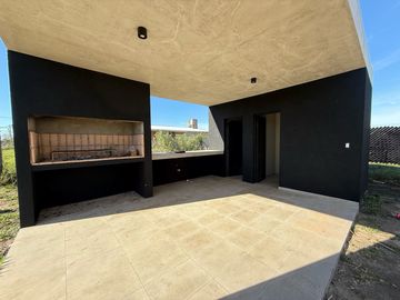 VENTA CASA 3 DORMITORIOS CON PILETA EN ACEQUIAS DEL AIRE