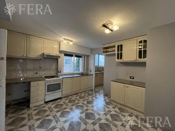 Venta departamento 4 ambientes con balcón en Wilde