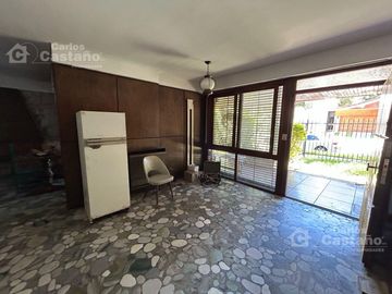 Solido Chalet 5 Amb. Para Refaccionar con Jardín y Piscina