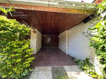 Solido Chalet 5 Amb. Para Refaccionar con Jardín y Piscina