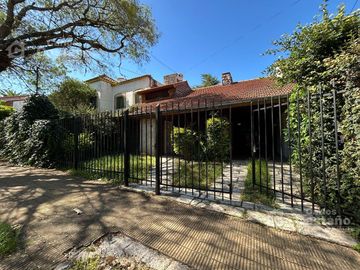 Solido Chalet 5 Amb. Para Refaccionar con Jardín y Piscina
