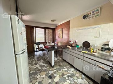 Solido Chalet 5 Amb. Para Refaccionar con Jardín y Piscina