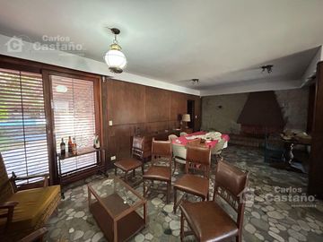 Solido Chalet 5 Amb. Para Refaccionar con Jardín y Piscina