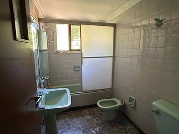 Solido Chalet 5 Amb. Para Refaccionar con Jardín y Piscina