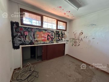 Solido Chalet 5 Amb. Para Refaccionar con Jardín y Piscina