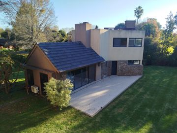 Opotunidad unica, Casa/Quincho en uno de los mejores y mas amplios lotes sobre Golf
