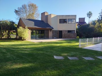 Opotunidad unica, Casa/Quincho en uno de los mejores y mas amplios lotes sobre Golf