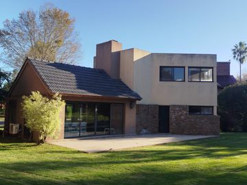 Opotunidad unica, Casa/Quincho en uno de los mejores y mas amplios lotes sobre Golf