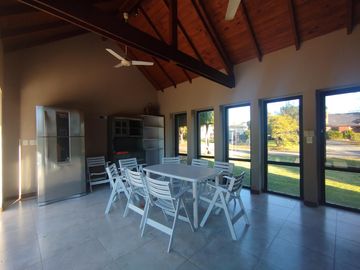 Opotunidad unica, Casa/Quincho en uno de los mejores y mas amplios lotes sobre Golf