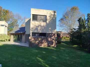 Opotunidad unica, Casa/Quincho en uno de los mejores y mas amplios lotes sobre Golf