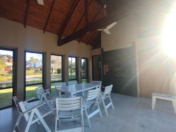 Opotunidad unica, Casa/Quincho en uno de los mejores y mas amplios lotes sobre Golf