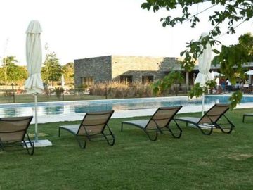 Hermoso lote a la laguna en Área 9, Barrio San Sebastián.