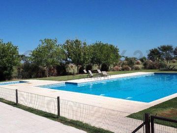 Hermoso lote a la laguna en Área 9, Barrio San Sebastián.