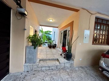 Se vende bonita casa en Colonia Itzimná a 3 cuadras de Paseo de Montejo.