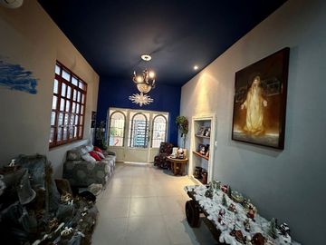 Se vende bonita casa en Colonia Itzimná a 3 cuadras de Paseo de Montejo.