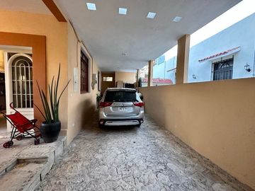 Se vende bonita casa en Colonia Itzimná a 3 cuadras de Paseo de Montejo.