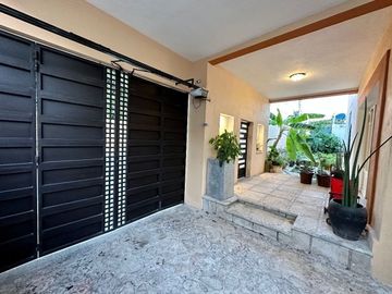Se vende bonita casa en Colonia Itzimná a 3 cuadras de Paseo de Montejo.