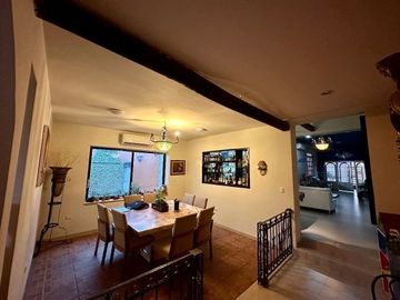 Se vende bonita casa en Colonia Itzimná a 3 cuadras de Paseo de Montejo.