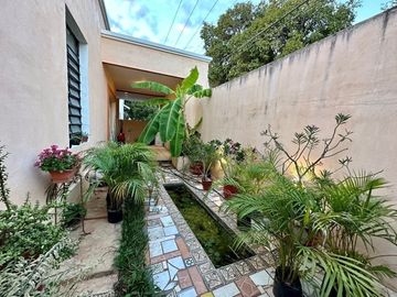 Se vende bonita casa en Colonia Itzimná a 3 cuadras de Paseo de Montejo.
