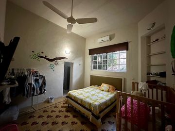 Se vende bonita casa en Colonia Itzimná a 3 cuadras de Paseo de Montejo.