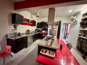 Se vende bonita casa en Colonia Itzimná a 3 cuadras de Paseo de Montejo.