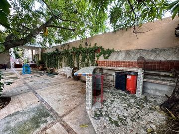 Se vende bonita casa en Colonia Itzimná a 3 cuadras de Paseo de Montejo.