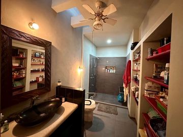 Se vende bonita casa en Colonia Itzimná a 3 cuadras de Paseo de Montejo.