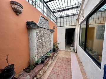 Se vende bonita casa en Colonia Itzimná a 3 cuadras de Paseo de Montejo.