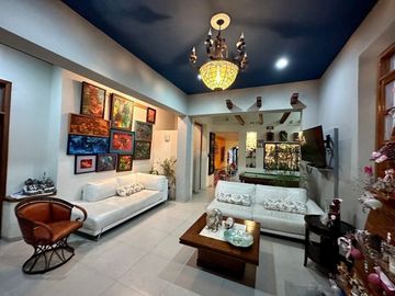 Se vende bonita casa en Colonia Itzimná a 3 cuadras de Paseo de Montejo.