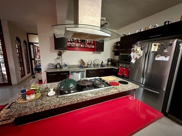 Se vende bonita casa en Colonia Itzimná a 3 cuadras de Paseo de Montejo.