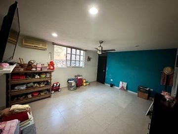 Se vende bonita casa en Colonia Itzimná a 3 cuadras de Paseo de Montejo.