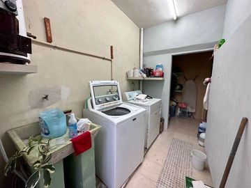 Se vende bonita casa en Colonia Itzimná a 3 cuadras de Paseo de Montejo.