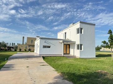CASA EN ALQUILER PERMANENTE EN BARRIO PRIVADO HARAS DE FUNES CLUB DE CAMPO