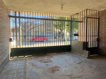 Casa en venta de 5 dormitorios c/ cochera en Centro Oeste