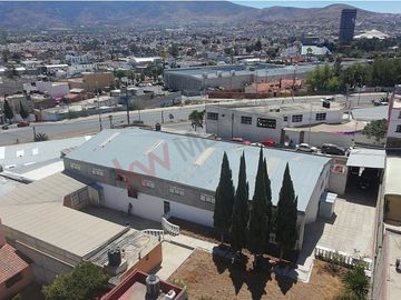 Inmueble comercial en venta, locales comercial, bodega y salón de eventos.