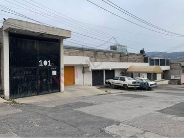 Inmueble comercial en venta, locales comercial, bodega y salón de eventos.