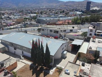 Inmueble comercial en venta, locales comercial, bodega y salón de eventos.